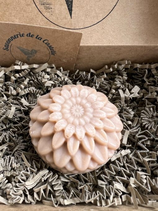 savon artisanal à froid aux huiles essentielles de géranium rosat et orange douce. Enrichi en argile rose pour le soin des peaux fragiles