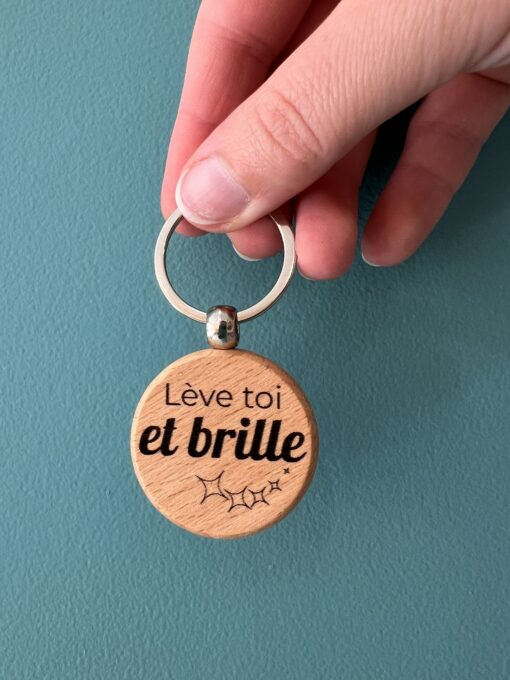 Porte-clé en bois gravé avec message personnalisé – création artisanale fabriquée à la main dans le sud de la France