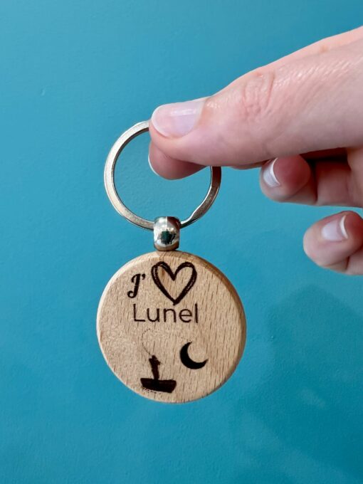 Porte-clé en bois gravé avec message personnalisé – création artisanale fabriquée à la main dans le sud de la France