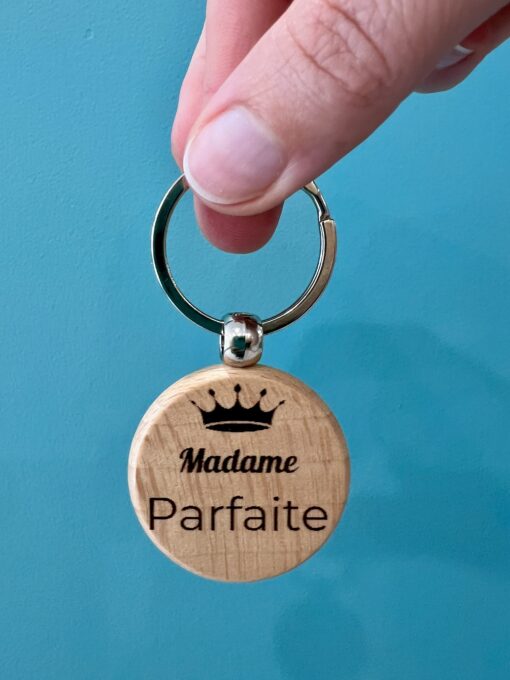 Porte-clé en bois gravé avec message personnalisé – création artisanale fabriquée à la main dans le sud de la France