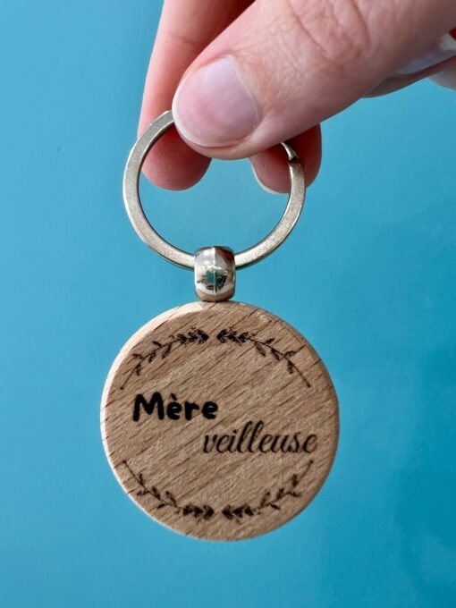 Porte-clé en bois gravé avec message personnalisé – création artisanale fabriquée à la main dans le sud de la France