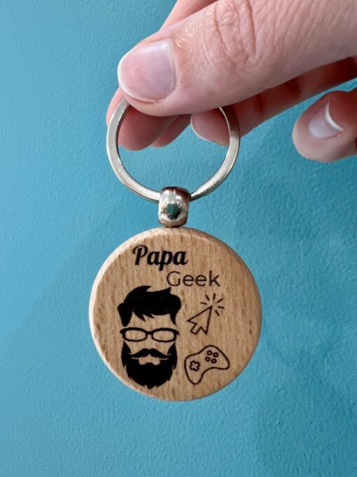 Porte-clé en bois gravé avec message personnalisé – création artisanale fabriquée à la main dans le sud de la France