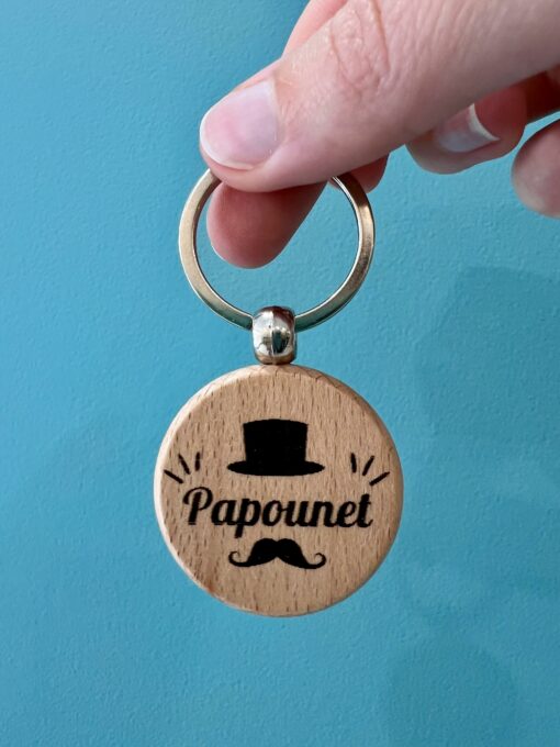 Porte-clé en bois gravé avec message personnalisé – création artisanale fabriquée à la main dans le sud de la France