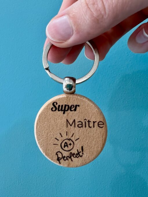 Porte-clé en bois gravé avec message personnalisé – création artisanale fabriquée à la main dans le sud de la France