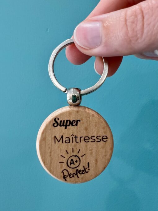 Porte-clé en bois gravé avec message personnalisé – création artisanale fabriquée à la main dans le sud de la France