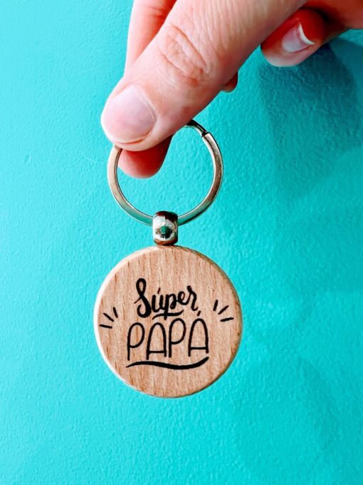 Porte-clé en bois gravé avec message personnalisé – création artisanale fabriquée à la main dans le sud de la France