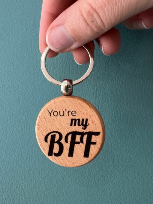 Porte-clé en bois gravé avec message personnalisé – création artisanale fabriquée à la main dans le sud de la France