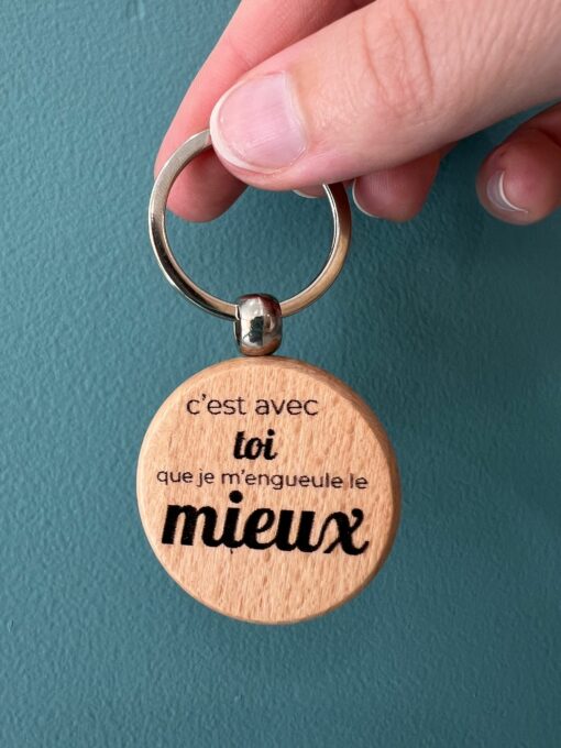 Porte-clé en bois gravé avec message personnalisé – création artisanale fabriquée à la main dans le sud de la France