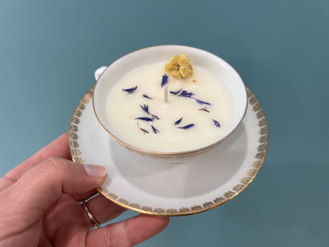 bougie coulée avec cire végétale de soja dans une jolie tasse en porceleine et sa soucoupe