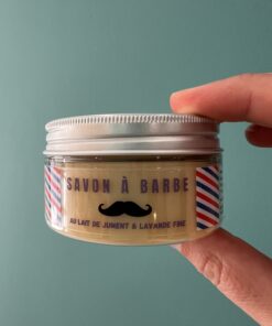Savon de rasage barbe en pot, mousse généreuse, fabriqué à la main avec du lait de jument et des ingrédients bio.