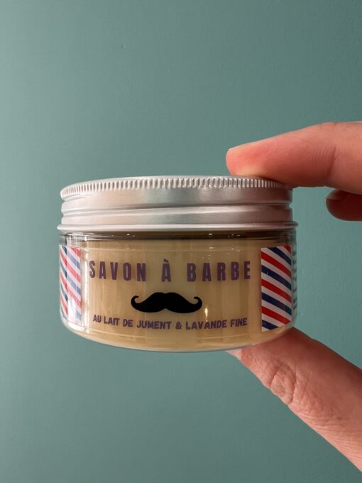 Savon de rasage barbe en pot, mousse généreuse, fabriqué à la main avec du lait de jument et des ingrédients bio.