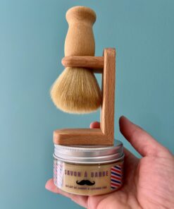 Savon de rasage avec blaireau en bois et porte-blaireau en hêtre, ensemble artisanal pour homme, idéal pour les peaux sensibles.