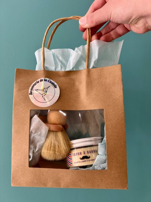 Savon de rasage avec blaireau en bois et porte-blaireau en hêtre, ensemble artisanal pour homme, idéal pour les peaux sensibles.