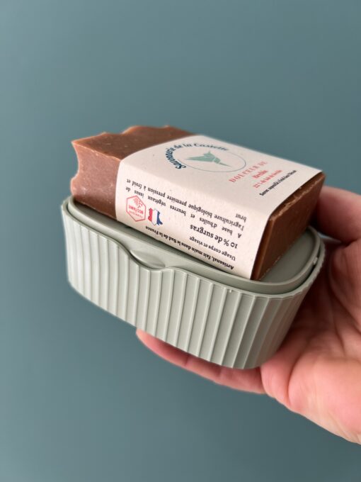 Boîte à savon vert tilleul fermée en plastique recyclé, vue de face