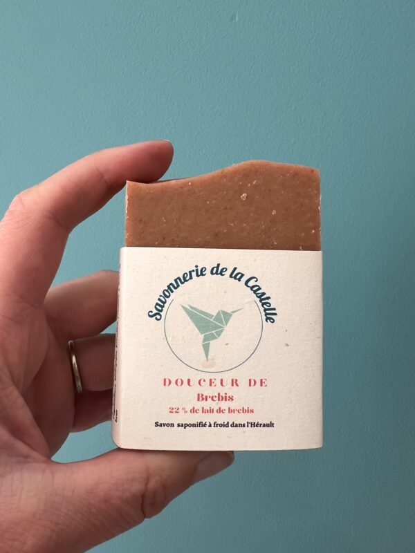 Savon artisanal au lait de brebis avec argile rouge, parfum naturel patchouli et bergamote, pour peau sèche et sensible