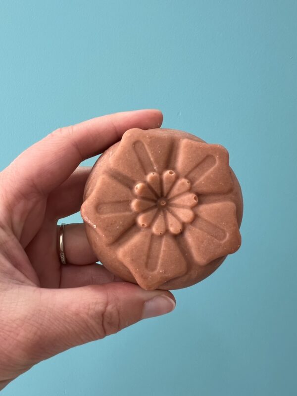 Savon artisanal au lait de brebis avec argile rouge, parfum naturel patchouli et bergamote, pour peau sèche et sensible