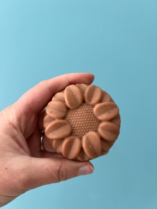 Savon artisanal au lait de brebis avec argile rouge, parfum naturel patchouli et bergamote, pour peau sèche et sensible