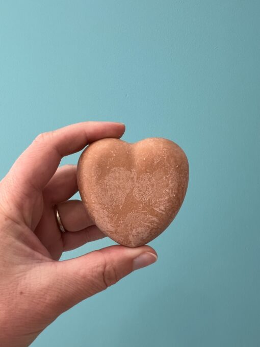 Savon artisanal au lait de brebis avec argile rouge, parfum naturel patchouli et bergamote, pour peau sèche et sensible