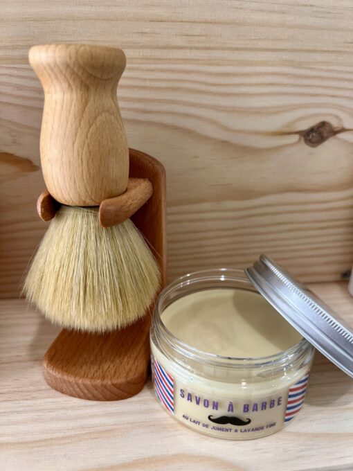 Savon de rasage avec blaireau en bois et porte-blaireau en hêtre, ensemble artisanal pour homme, idéal pour les peaux sensibles.
