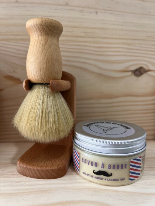Savon de rasage avec blaireau en bois et porte-blaireau en hêtre, ensemble artisanal pour homme, idéal pour les peaux sensibles.