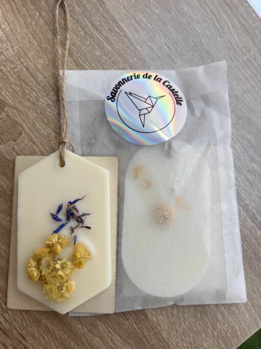 Suspension parfumée artisanale décorée de fleurs séchées, réalisée lors d’un atelier en famille à Lunel