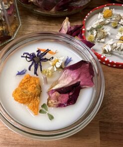 Bougie artisanale décorée de fleurs naturelles, fabriquée lors de l’atelier à Lunel
