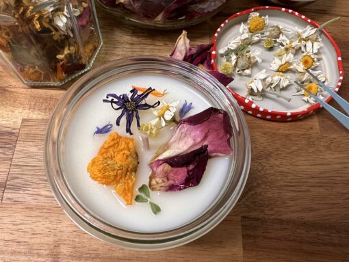 Bougie artisanale décorée de fleurs naturelles, fabriquée lors de l’atelier à Lunel