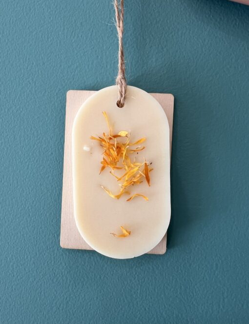 Suspension parfumée artisanale en cire végétale décorée de fleurs séchées, faite main en France.
