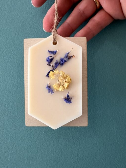 Suspension parfumée artisanale en cire végétale décorée de fleurs séchées, faite main en France.