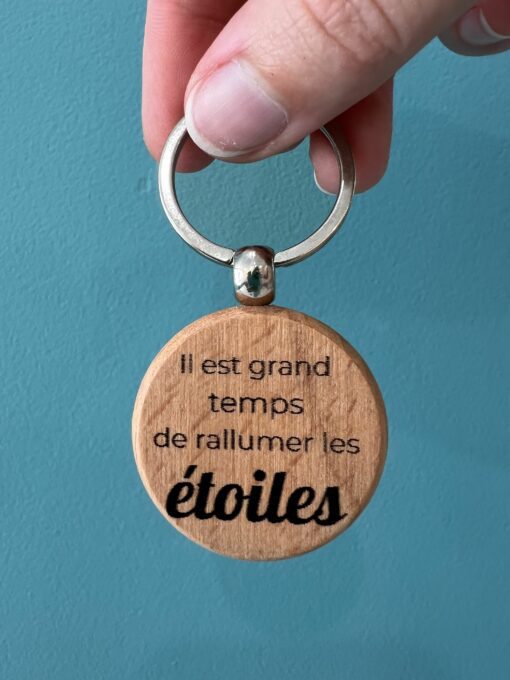 Porte-clé en bois gravé avec message personnalisé – création artisanale fabriquée à la main dans le sud de la France
