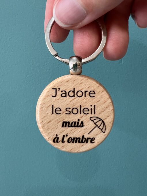 Porte-clé en bois gravé avec message personnalisé – création artisanale fabriquée à la main dans le sud de la France