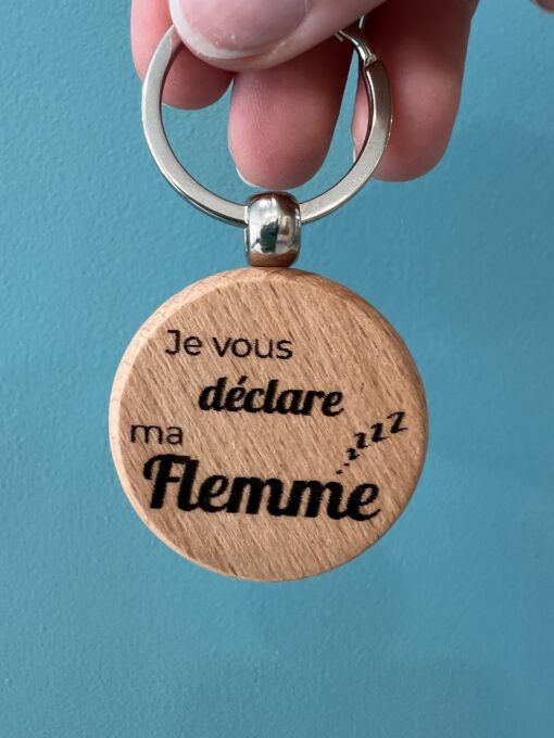 Porte-clé en bois gravé avec message personnalisé – création artisanale fabriquée à la main dans le sud de la France