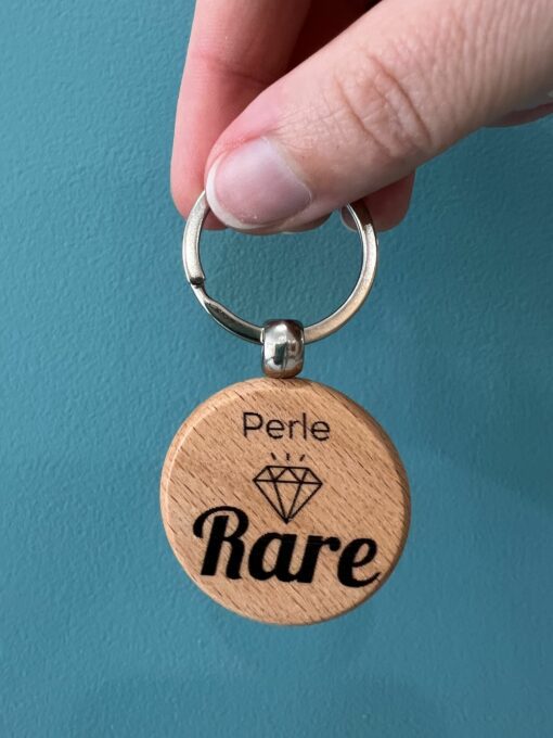 Porte-clé en bois gravé avec message personnalisé – création artisanale fabriquée à la main dans le sud de la France