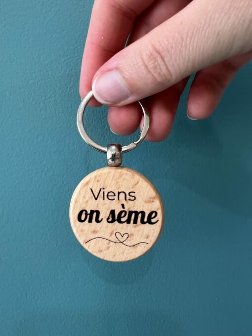 Porte-clé en bois gravé avec message personnalisé – création artisanale fabriquée à la main dans le sud de la France