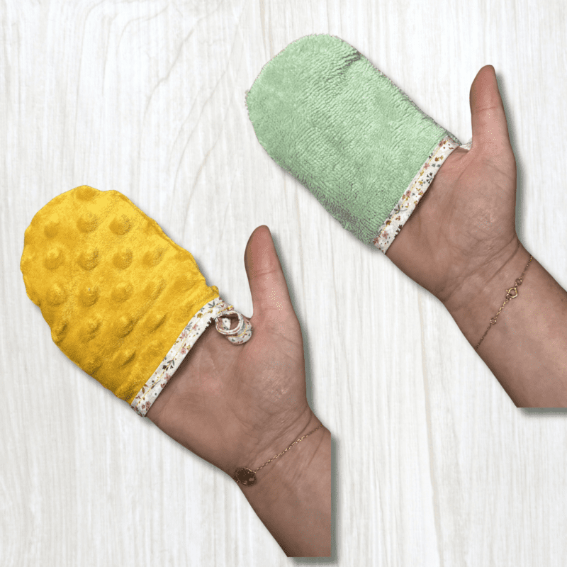 gant démaquillant lavable utilisé sur le visage